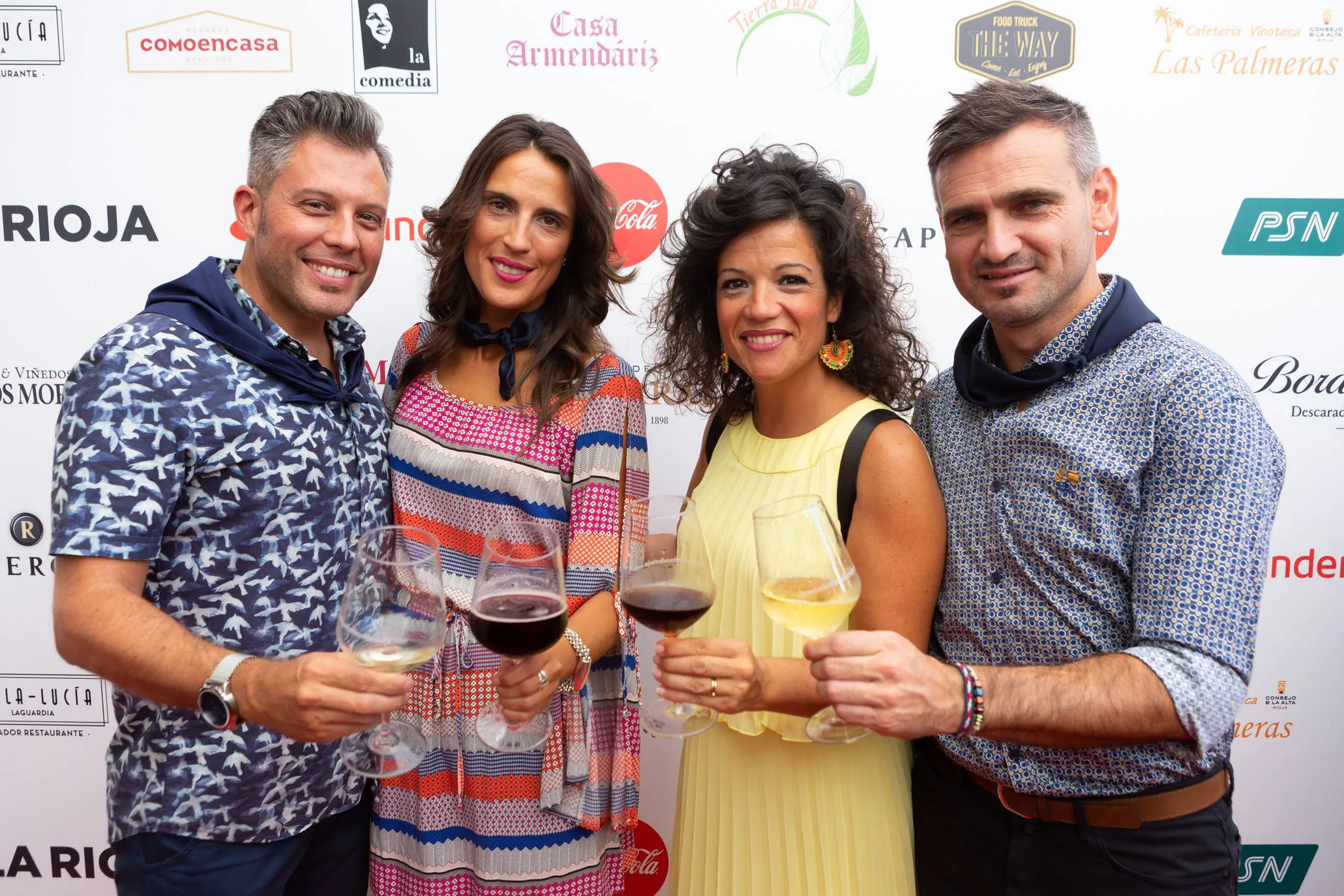 Los vendimiadores posan con algunas asistentes a la terraza este viernes