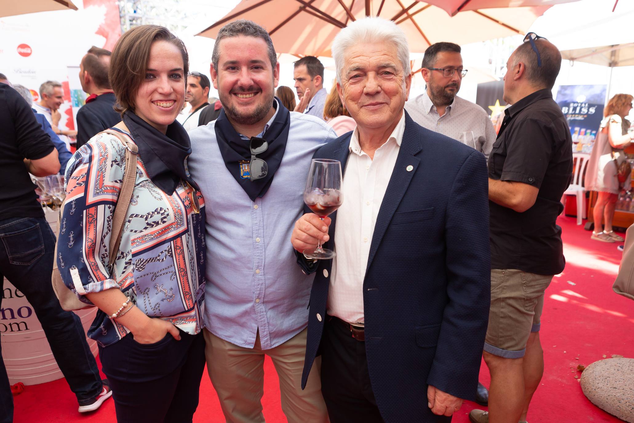 Los vendimiadores posan con algunas asistentes a la terraza este viernes