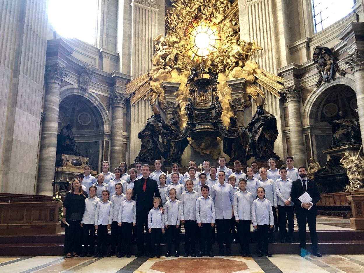 Los integrantes del coro escolar Cuchuflete actuaron en la tarde de ayer en el Vaticano. ::