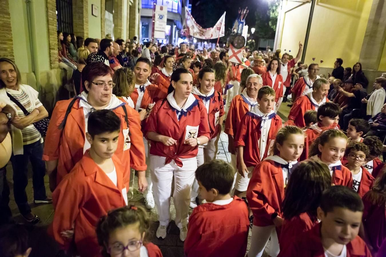 Las peñas desfilan hacia el Ayuntamiento.