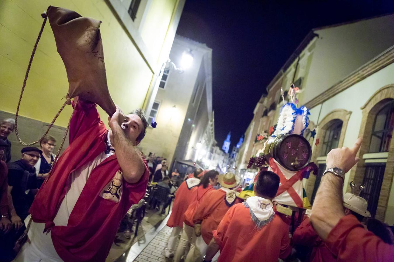 Las peñas desfilan hacia el Ayuntamiento.