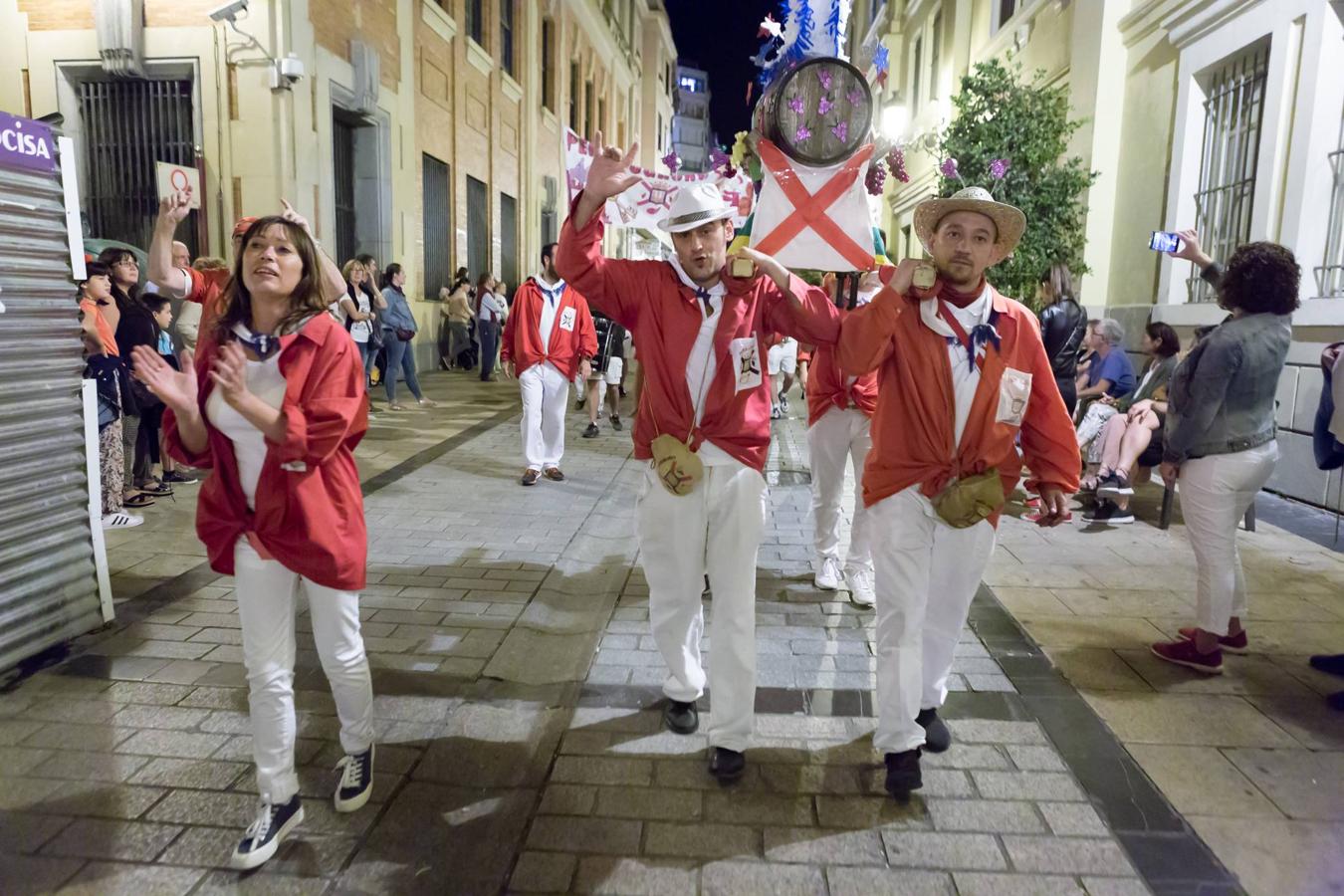 Las peñas desfilan hacia el Ayuntamiento.