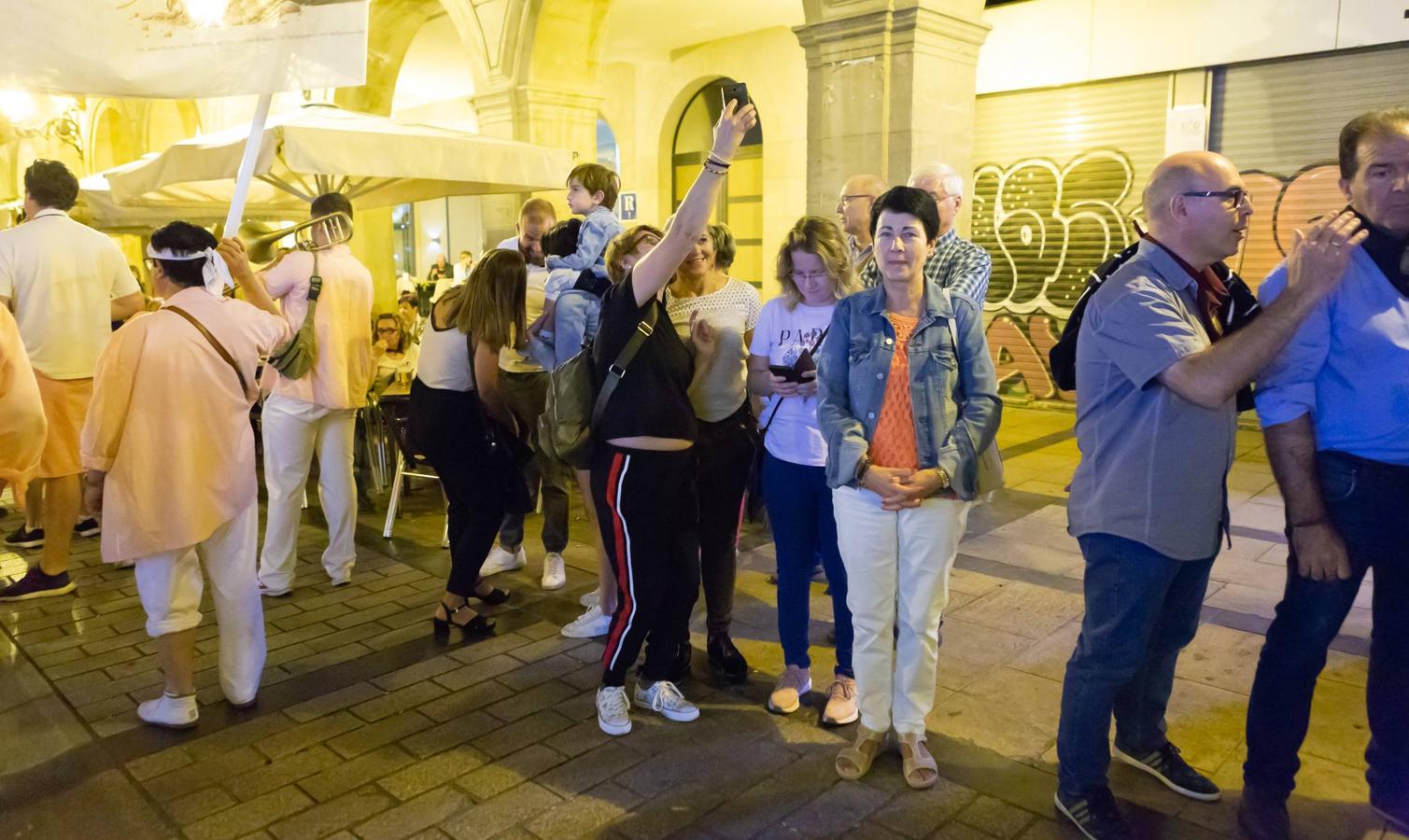 Las peñas desfilan hacia el Ayuntamiento.