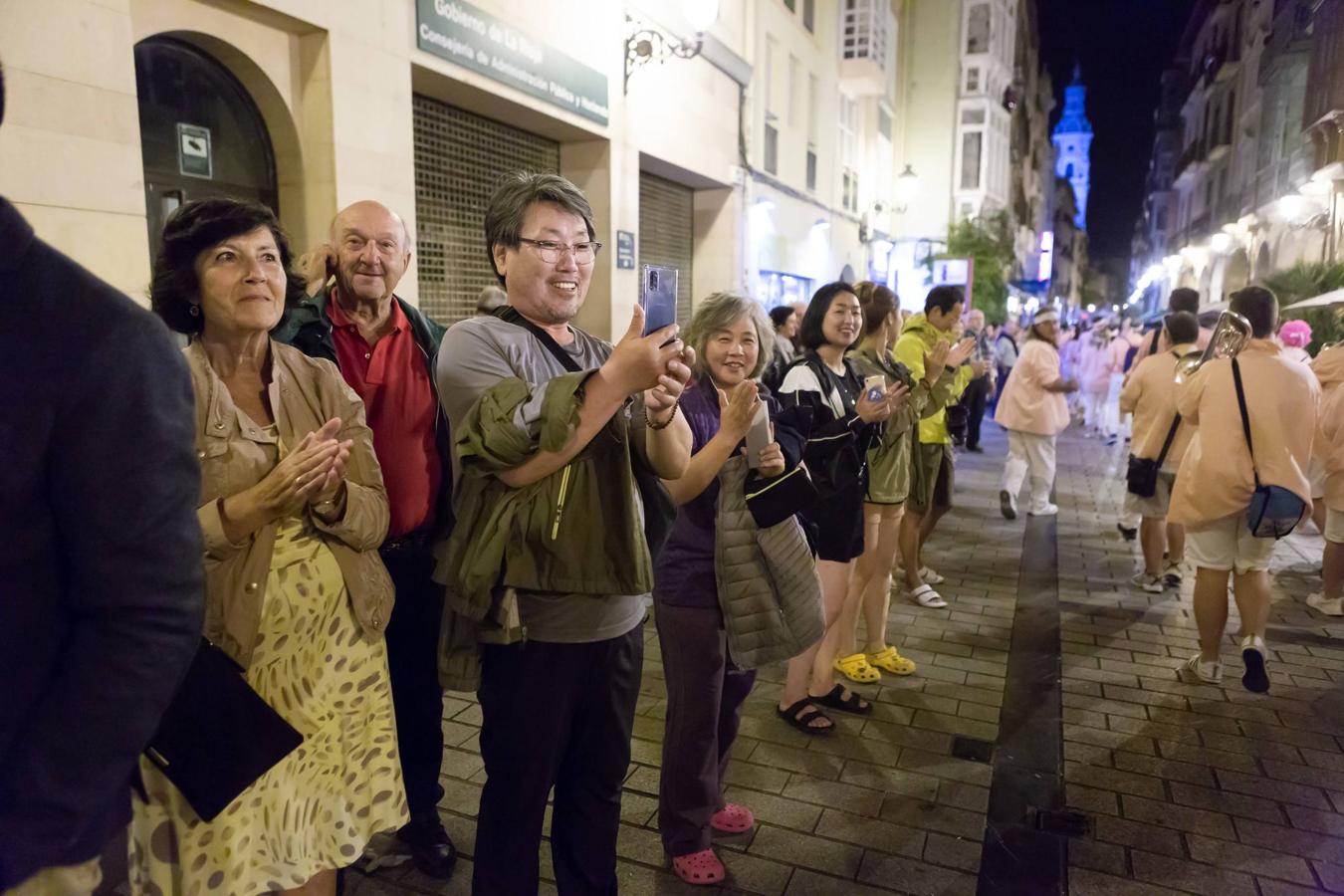 Las peñas desfilan hacia el Ayuntamiento.