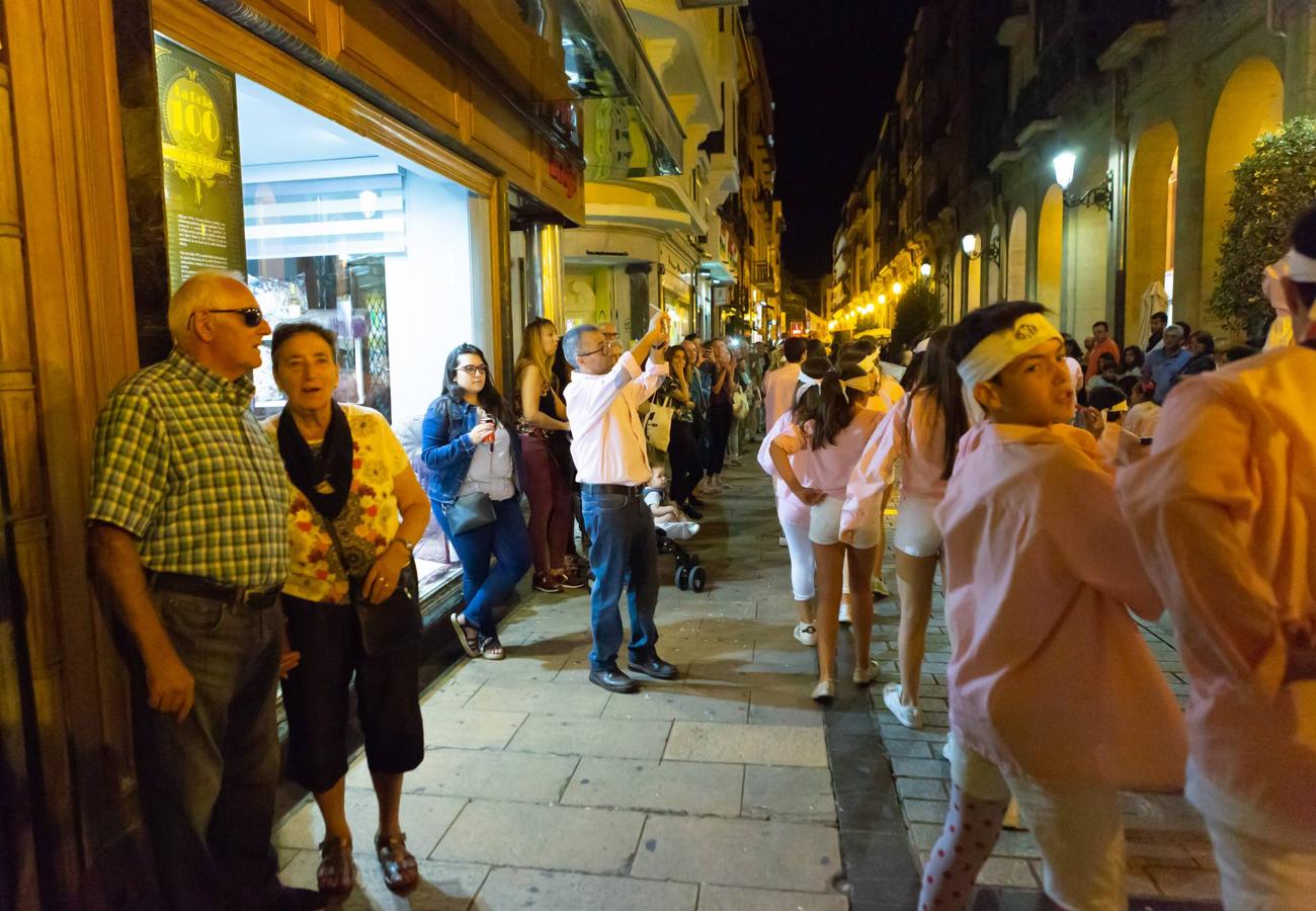 Las peñas desfilan hacia el Ayuntamiento.