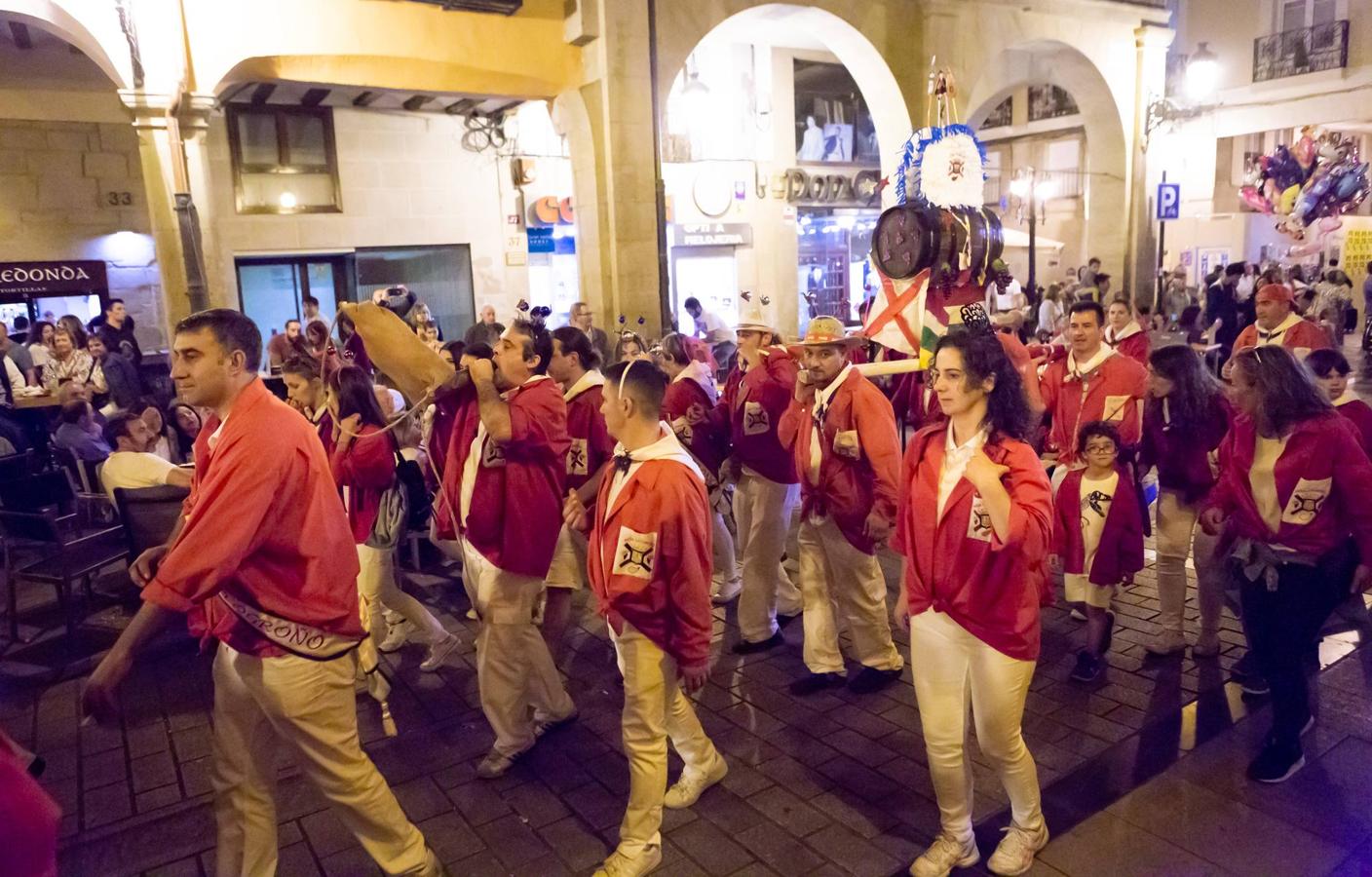 Las peñas desfilan hacia el Ayuntamiento.