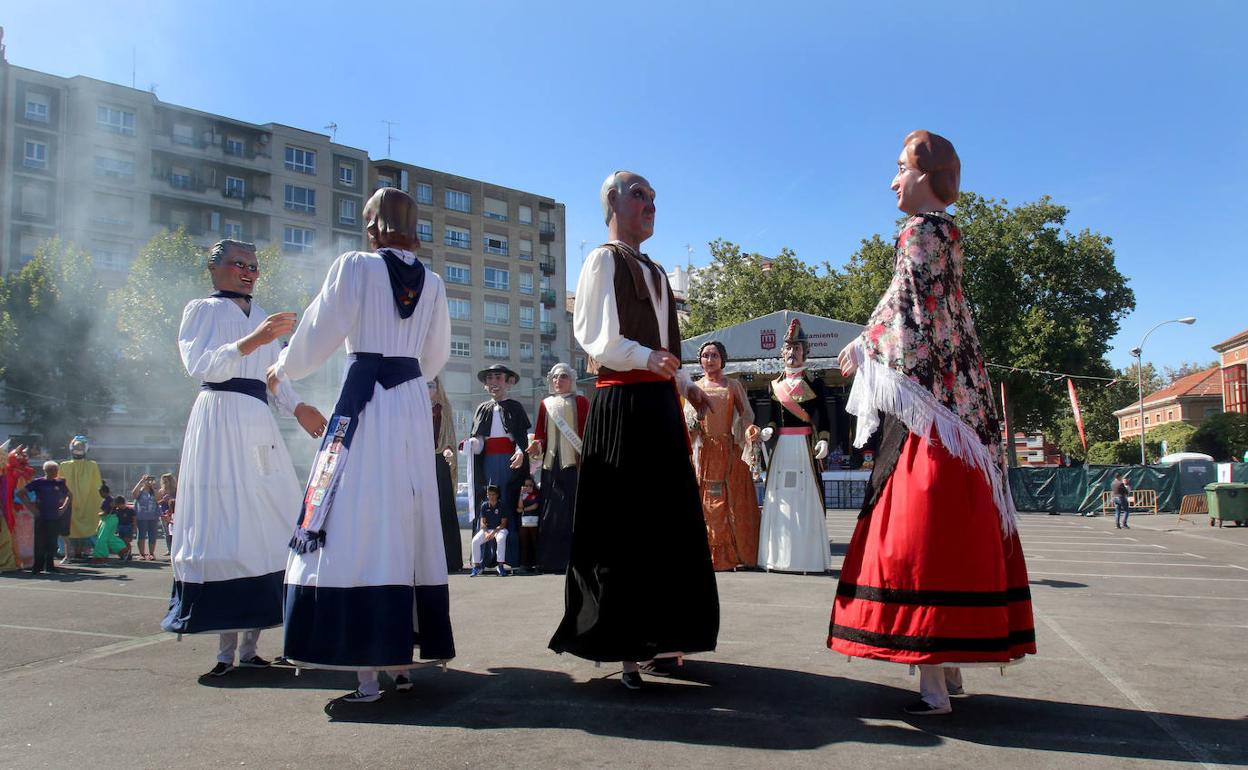 La comparsa de Gigantes y Cabezudos ha protagonizado la jornada matinal de este sábado en el Espacio Peñas para gozo del público menudo, pero también de los mayores.