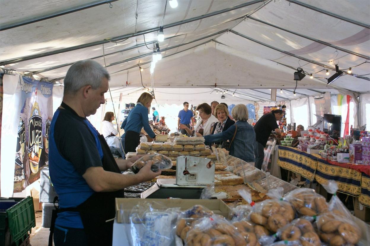 Mercado artesanal con variedad de productos. :