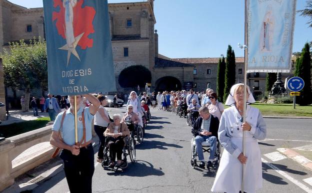 Imagen principal - Enfermos de La Rioja y País Vasco han peregrinado este domingo a Santo Domingo