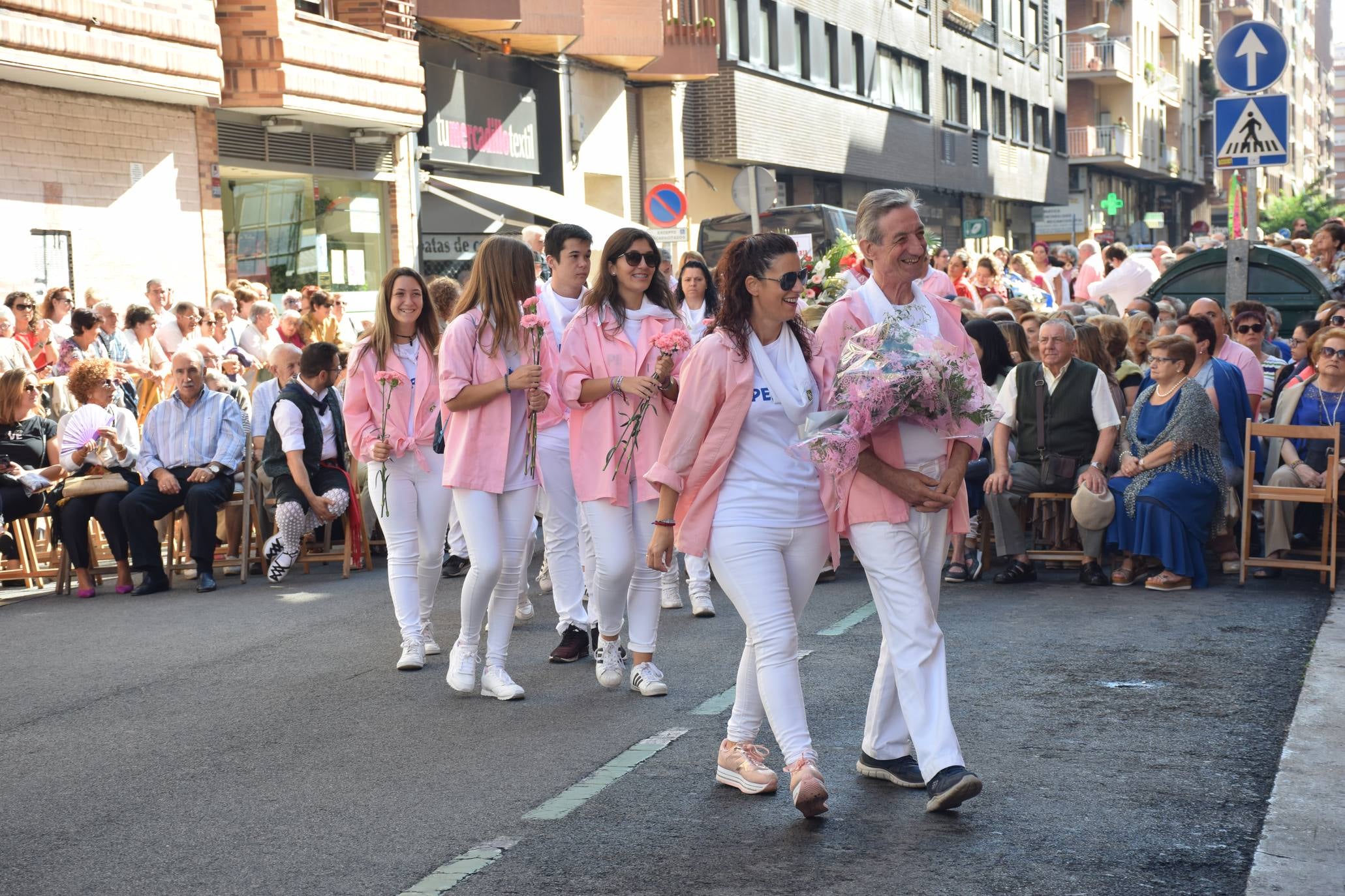 El alcalde de Logroño, Pablo Hermoso de Mendoza, y el concejal de Festejos, junto a otros miembros de la Corporación, han asistido a la Ofrenda de Flores a la Virgen de Valvanera, acto organizado por la Peña Áster. 