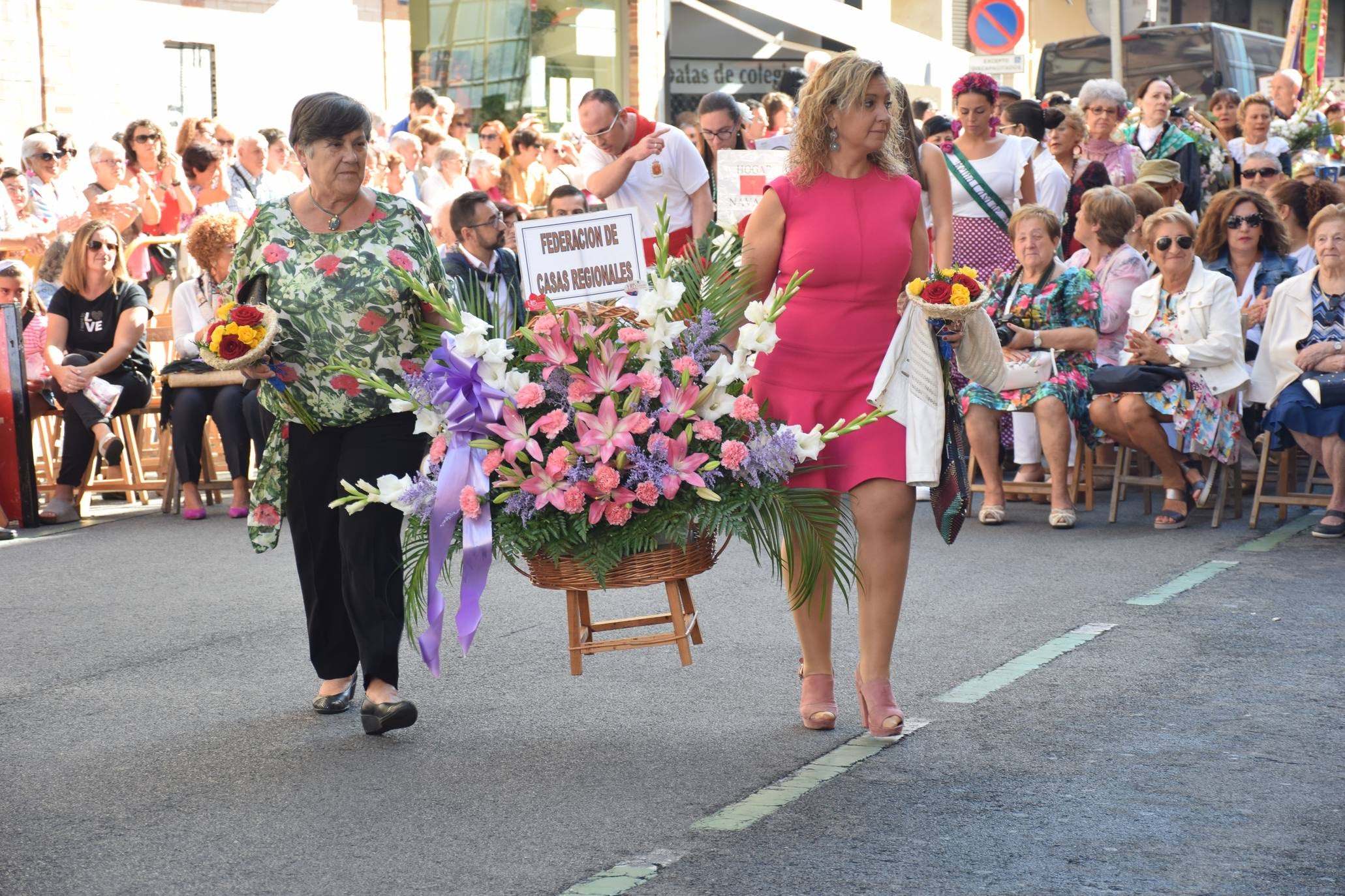 El alcalde de Logroño, Pablo Hermoso de Mendoza, y el concejal de Festejos, junto a otros miembros de la Corporación, han asistido a la Ofrenda de Flores a la Virgen de Valvanera, acto organizado por la Peña Áster. 