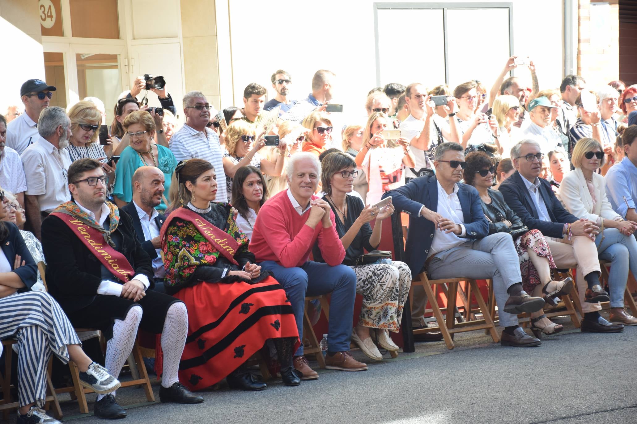 El alcalde de Logroño, Pablo Hermoso de Mendoza, y el concejal de Festejos, junto a otros miembros de la Corporación, han asistido a la Ofrenda de Flores a la Virgen de Valvanera, acto organizado por la Peña Áster. 