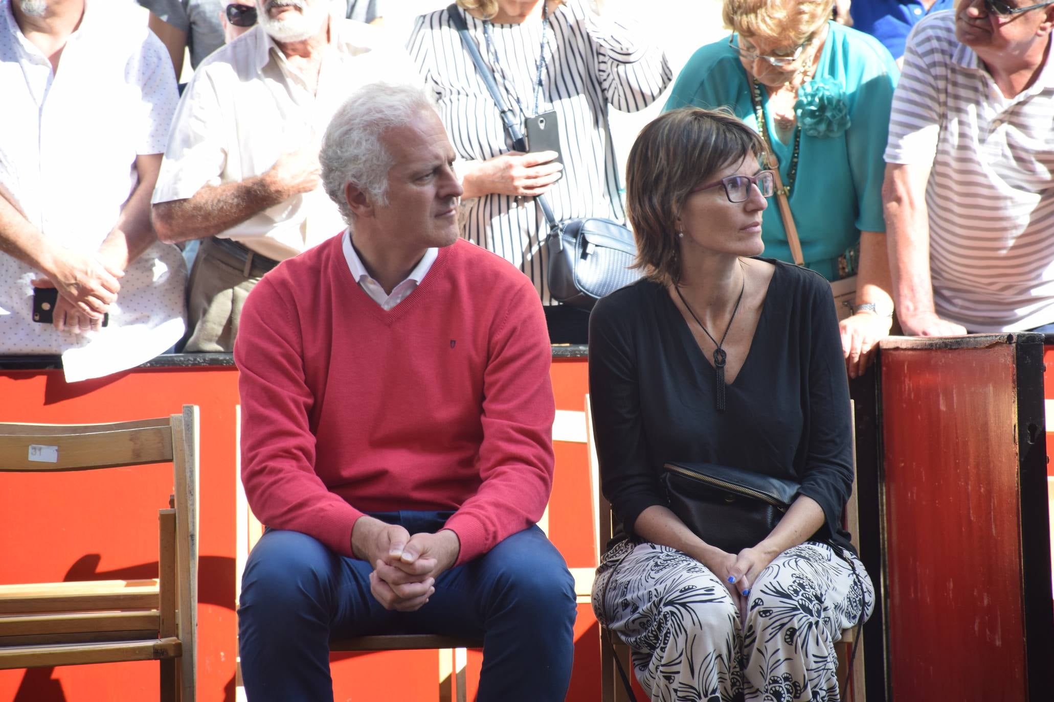 El alcalde de Logroño, Pablo Hermoso de Mendoza, y el concejal de Festejos, junto a otros miembros de la Corporación, han asistido a la Ofrenda de Flores a la Virgen de Valvanera, acto organizado por la Peña Áster. 