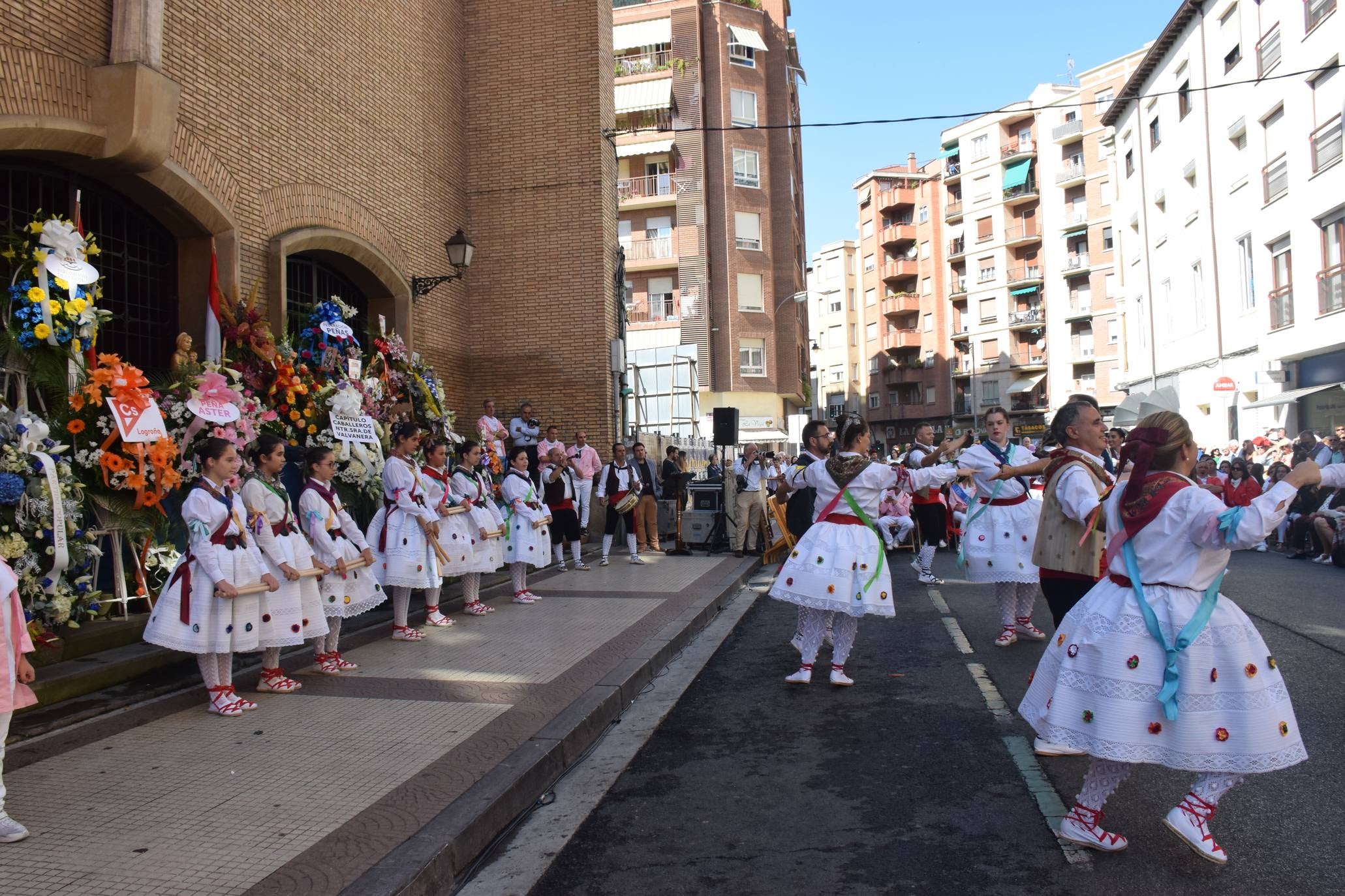 El alcalde de Logroño, Pablo Hermoso de Mendoza, y el concejal de Festejos, junto a otros miembros de la Corporación, han asistido a la Ofrenda de Flores a la Virgen de Valvanera, acto organizado por la Peña Áster. 