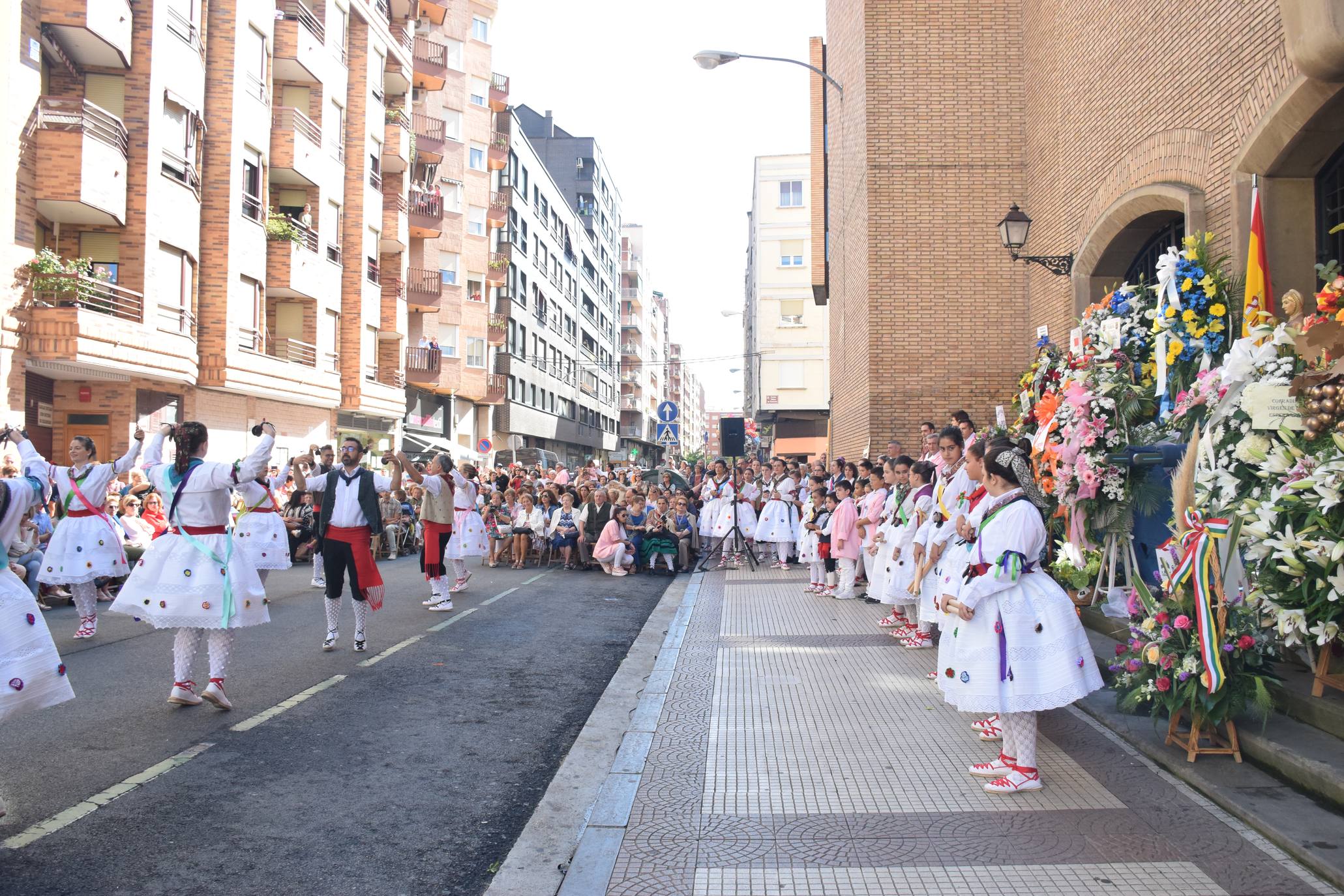 El alcalde de Logroño, Pablo Hermoso de Mendoza, y el concejal de Festejos, junto a otros miembros de la Corporación, han asistido a la Ofrenda de Flores a la Virgen de Valvanera, acto organizado por la Peña Áster. 