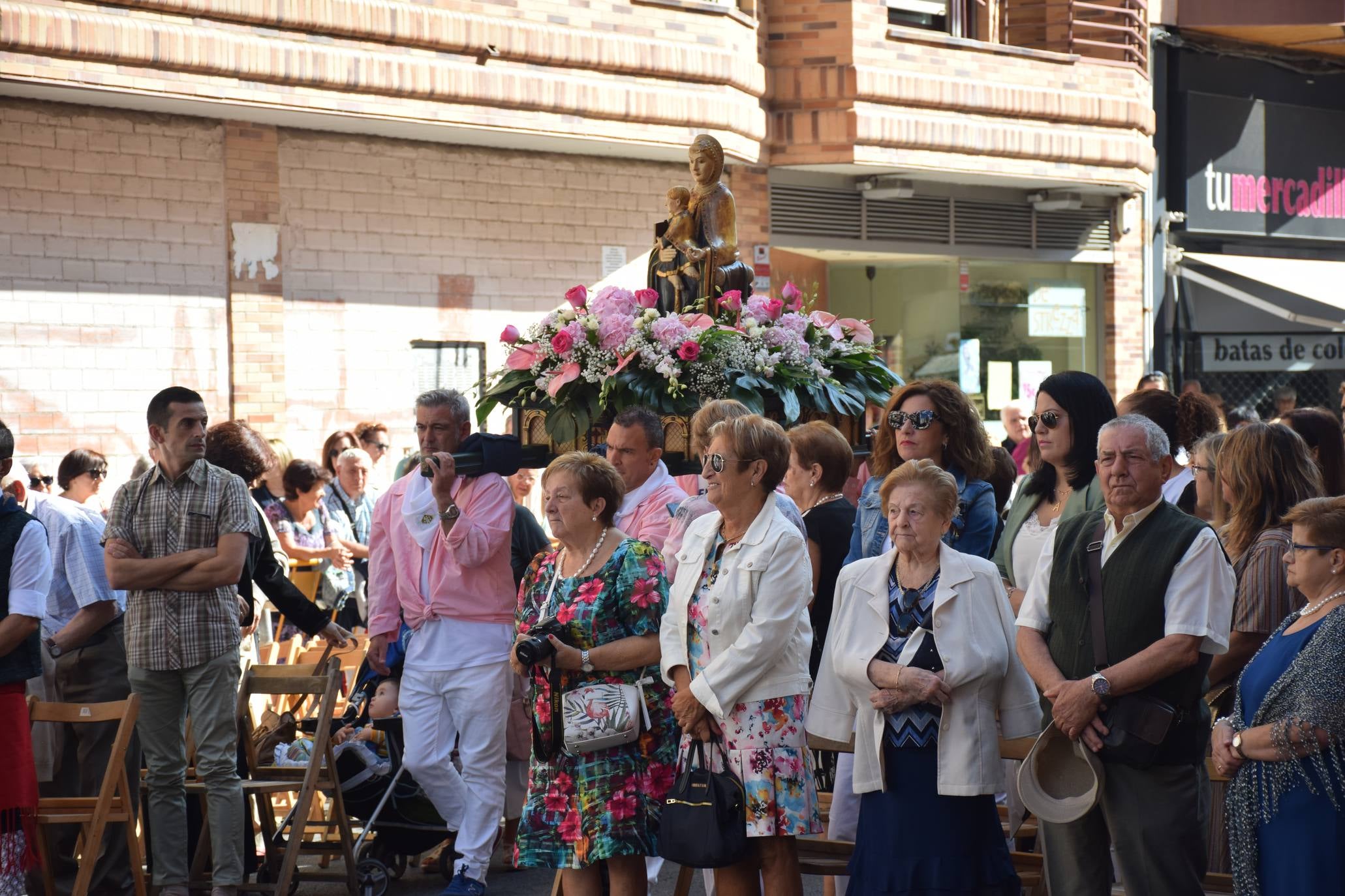 El alcalde de Logroño, Pablo Hermoso de Mendoza, y el concejal de Festejos, junto a otros miembros de la Corporación, han asistido a la Ofrenda de Flores a la Virgen de Valvanera, acto organizado por la Peña Áster. 