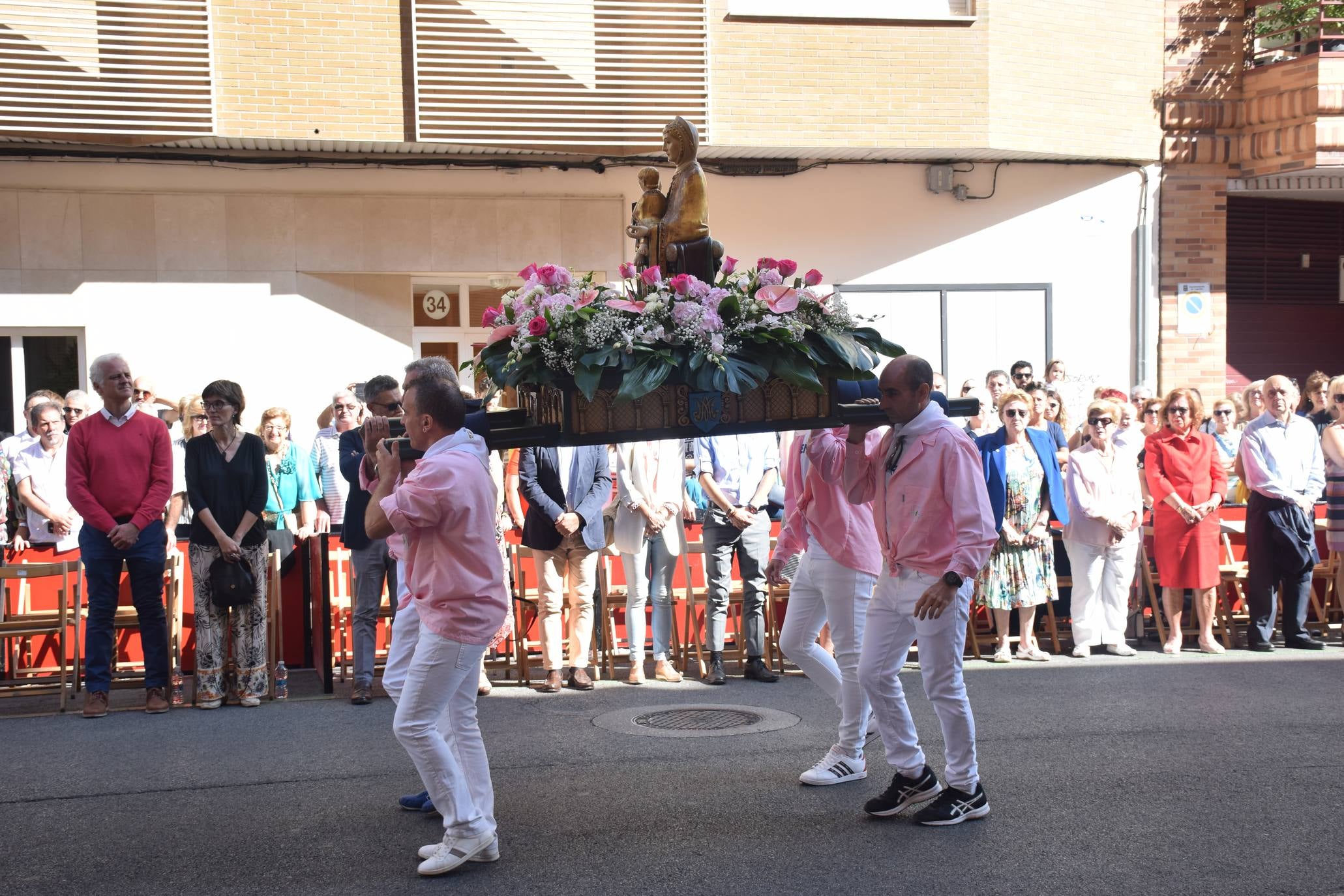 El alcalde de Logroño, Pablo Hermoso de Mendoza, y el concejal de Festejos, junto a otros miembros de la Corporación, han asistido a la Ofrenda de Flores a la Virgen de Valvanera, acto organizado por la Peña Áster. 