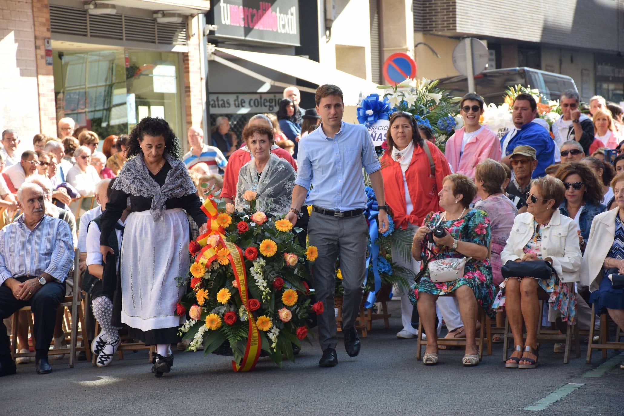 El alcalde de Logroño, Pablo Hermoso de Mendoza, y el concejal de Festejos, junto a otros miembros de la Corporación, han asistido a la Ofrenda de Flores a la Virgen de Valvanera, acto organizado por la Peña Áster. 