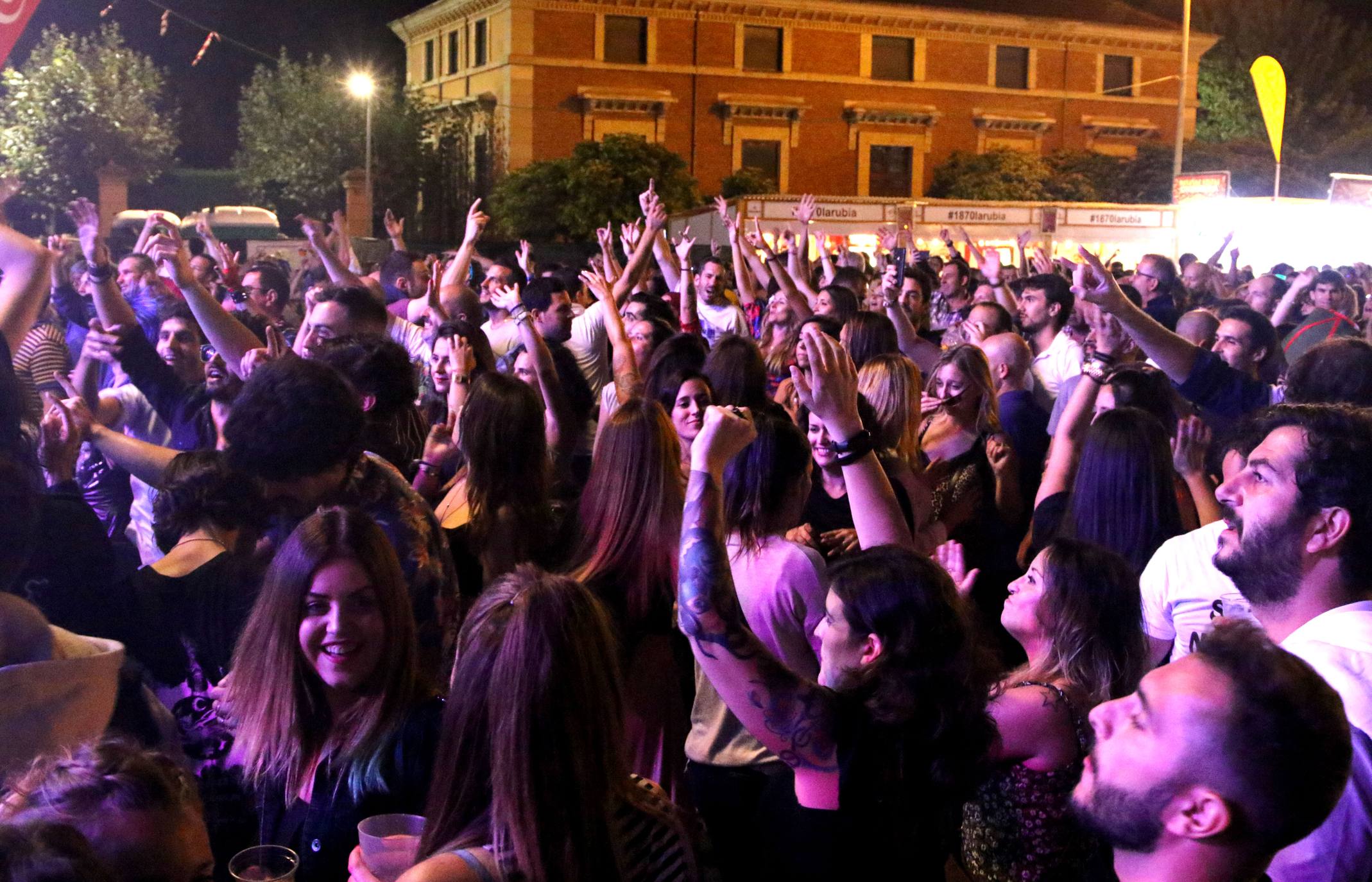 Fotos: Paco Pil cerró las fiestas en el Espacio Peñas 2.0