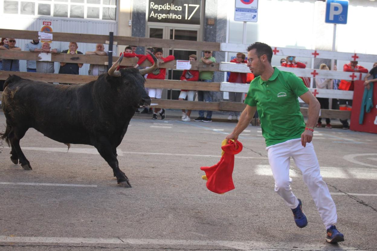  Recortes. Un corredor le lanza un recorte a uno de los toros que saltaron ayer a las calles arnedanas.