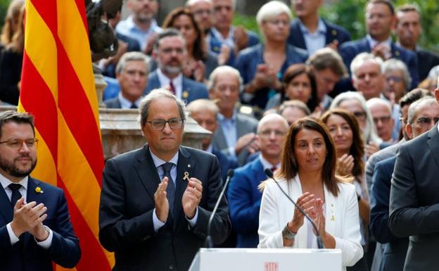 Torra aplaude durante el acto de hoy por el segundo aniversario del 1-O. 