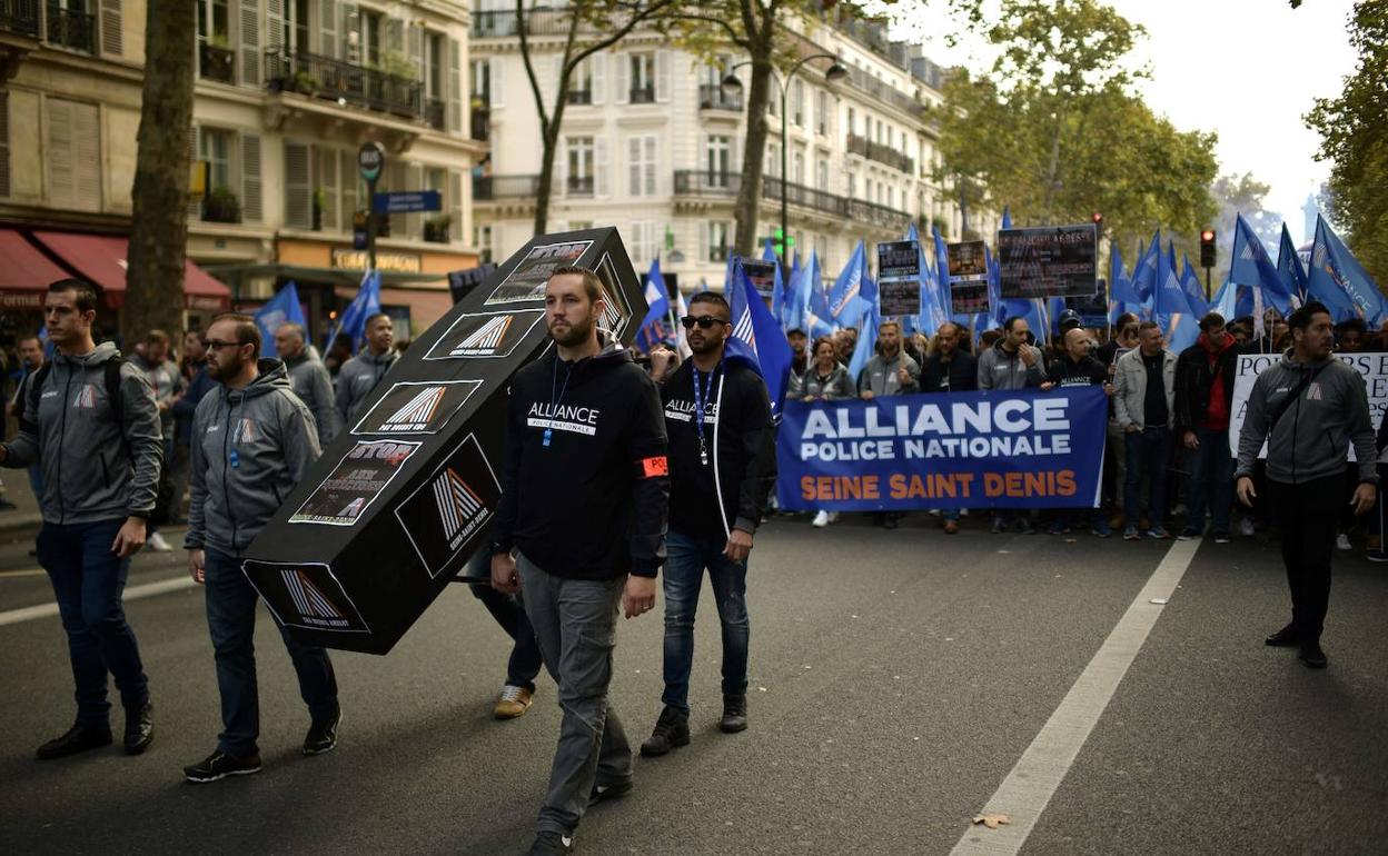 Manifestación de policías por las calles de París.