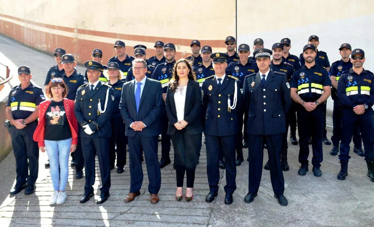 Elisa Garrido y Jesús Garrido, con la plantilla de la Policía. :: i.á.
