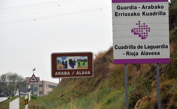 Carteles de Rioja Alavesa a la salida de Logroño. 