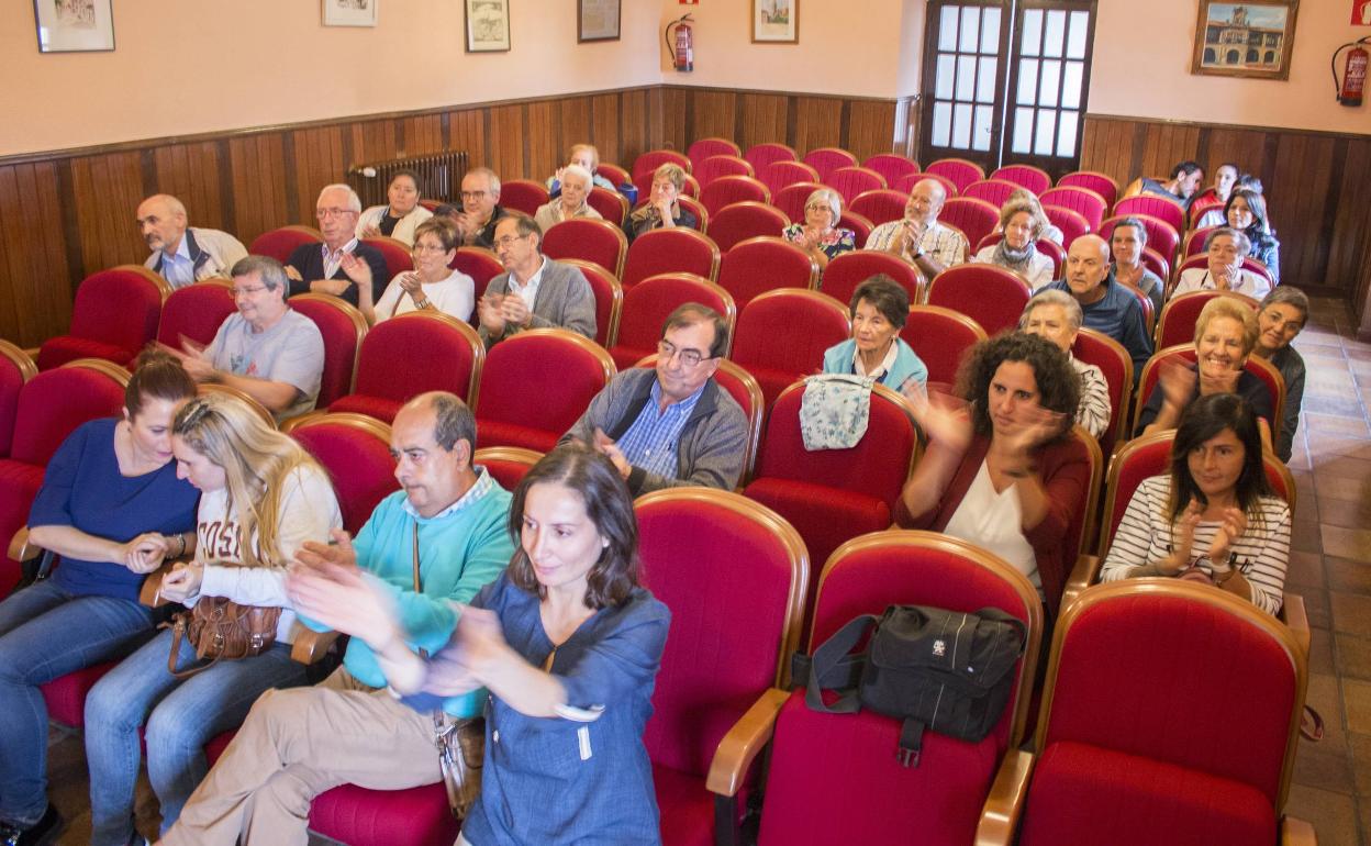 Foto: una treintena de personas arropóal alcalde, Javier Ruiz, en su intervención.