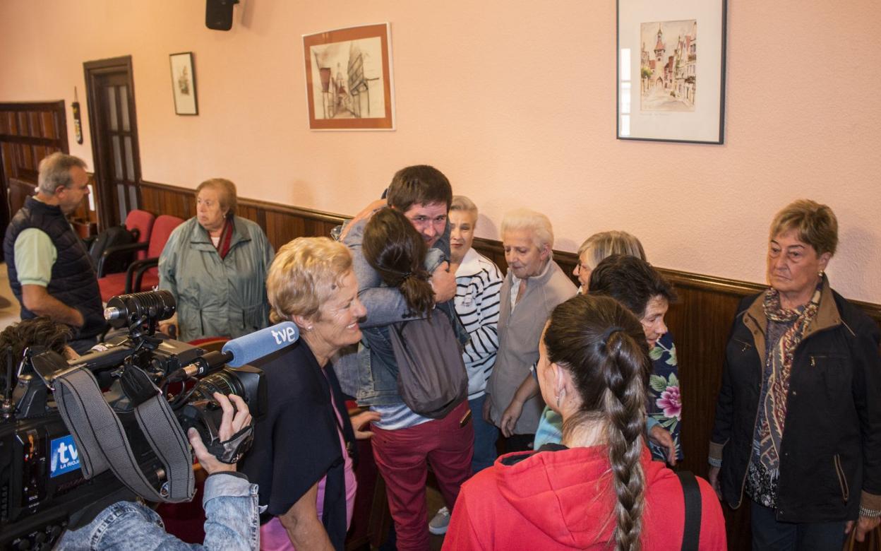 Muestras de apoyo al alcalde, Javier Ruiz, tras su intervención el pasado miércoles. 