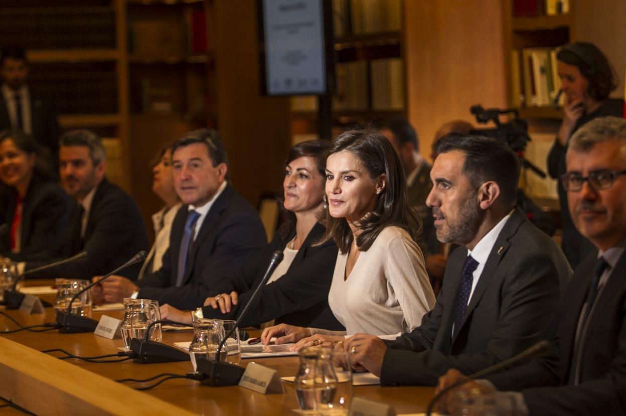 La Reina Letizia, en el acto inaugural del seminario, ayer en la biblioteca de Cilengua, en San Millán de la Cogolla, flanqueada por Concha Andreu, presidenta de La Rioja, José Ignacio Pérez Sáenz, delegado del Gobierno, y (a la derecha) Jesús María García, presidente del Parlamento. 