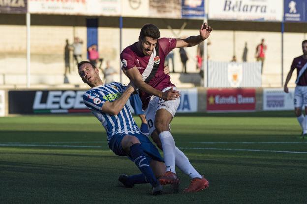 Txema Pan rematando para marcar gol contra el Izarra. 