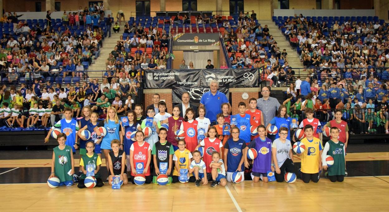 Ambientazo en el Palacio para acoger el sorteo de equipos de la Liga Júnior FEB-NBA.