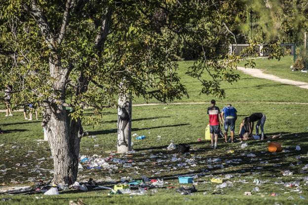 Imagen de La Ribera en la tarde de ayer, convertida en un campo de plásticos y desechos. 