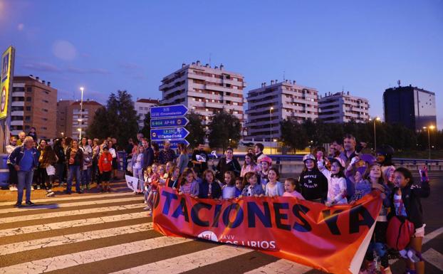 Vecinos de Los Lirios se manifiestan en la rotonda por un acceso seguro