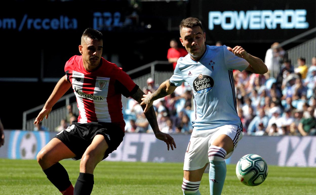 Iago Aspas (d), autor del gol de la victoria del Celta ante el Athletic.