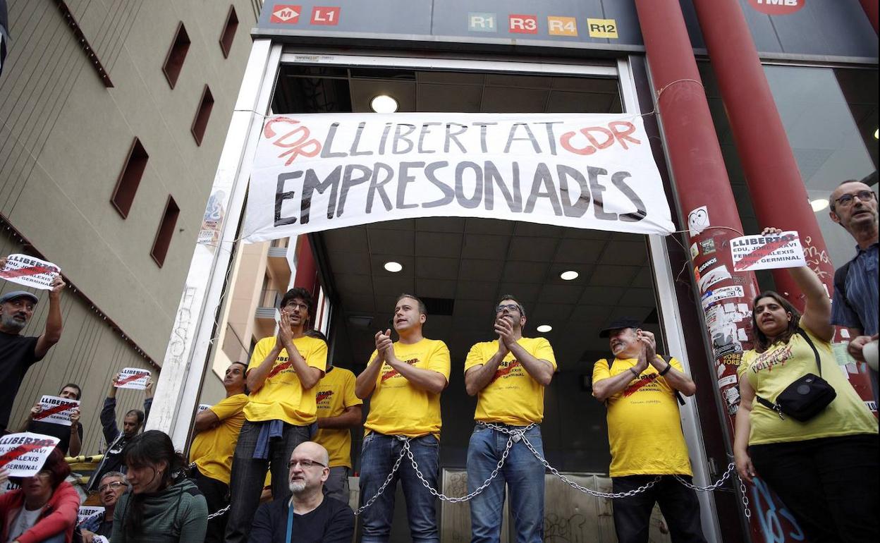 Miembros de los CDR encadenados tras manifestarse por las calles de Barcelona.