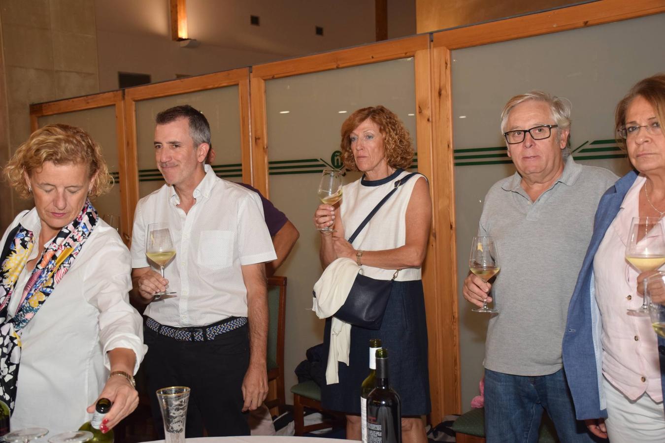 Tras la jornada de juego del Torneo Marqués de Riscal, de la Liga de Golf y Vino de lomejordelvinoderioja.com, se pudo disfrutar de la cata de dos vinos de Marqués de Riscal..