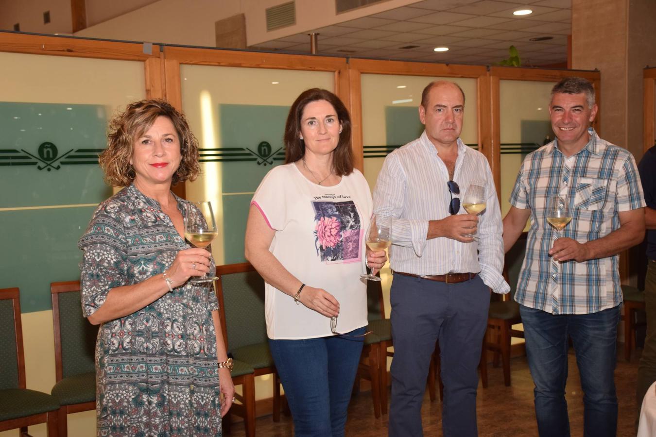 Tras la jornada de juego del Torneo Marqués de Riscal, de la Liga de Golf y Vino de lomejordelvinoderioja.com, se pudo disfrutar de la cata de dos vinos de Marqués de Riscal..