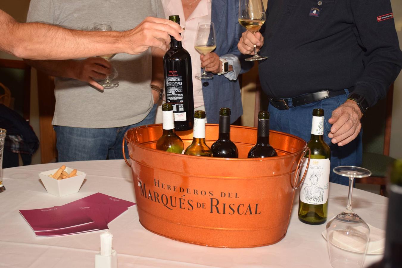 Tras la jornada de juego del Torneo Marqués de Riscal, de la Liga de Golf y Vino de lomejordelvinoderioja.com, se pudo disfrutar de la cata de dos vinos de Marqués de Riscal..