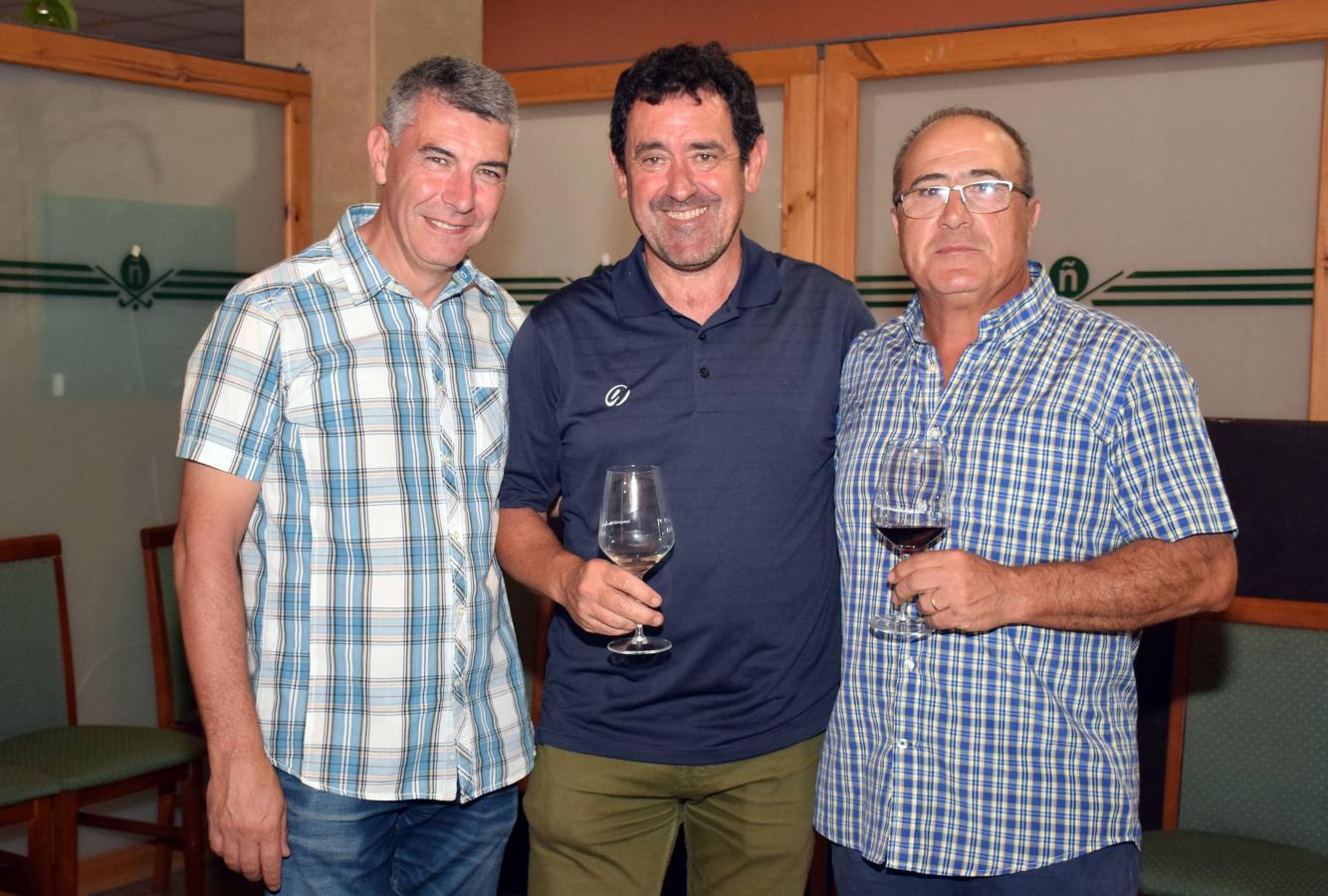 Tras la jornada de juego del Torneo Marqués de Riscal, de la Liga de Golf y Vino de lomejordelvinoderioja.com, se pudo disfrutar de la cata de dos vinos de Marqués de Riscal..