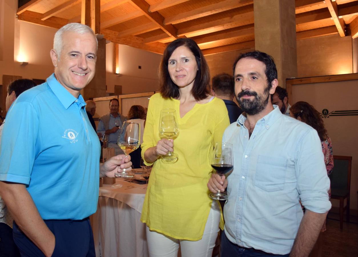 Tras la jornada de juego del Torneo Marqués de Riscal, de la Liga de Golf y Vino de lomejordelvinoderioja.com, se pudo disfrutar de la cata de dos vinos de Marqués de Riscal..