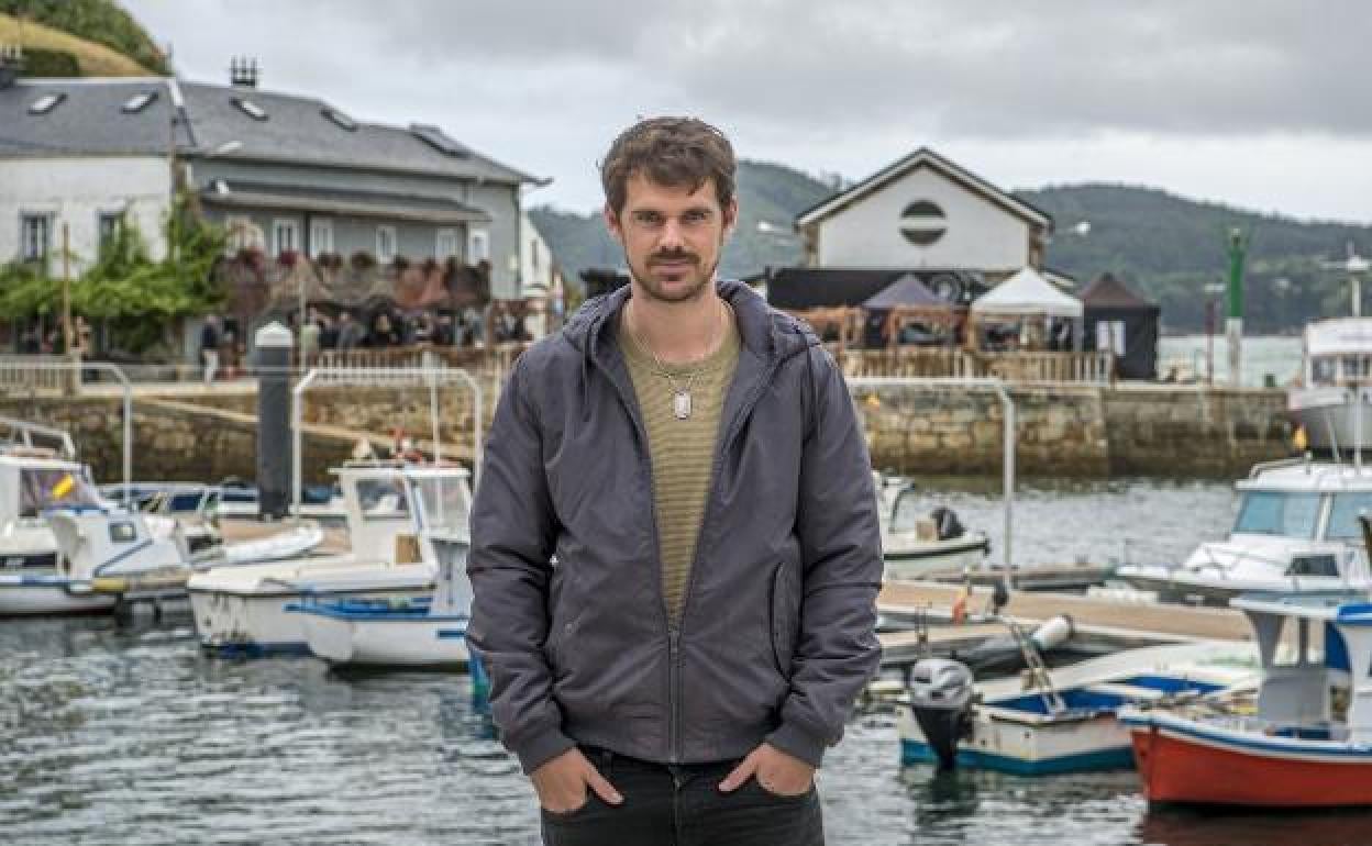 Gonzalo Ramos, en un paisaje de las rías gallegas donde se ambienta la acción.