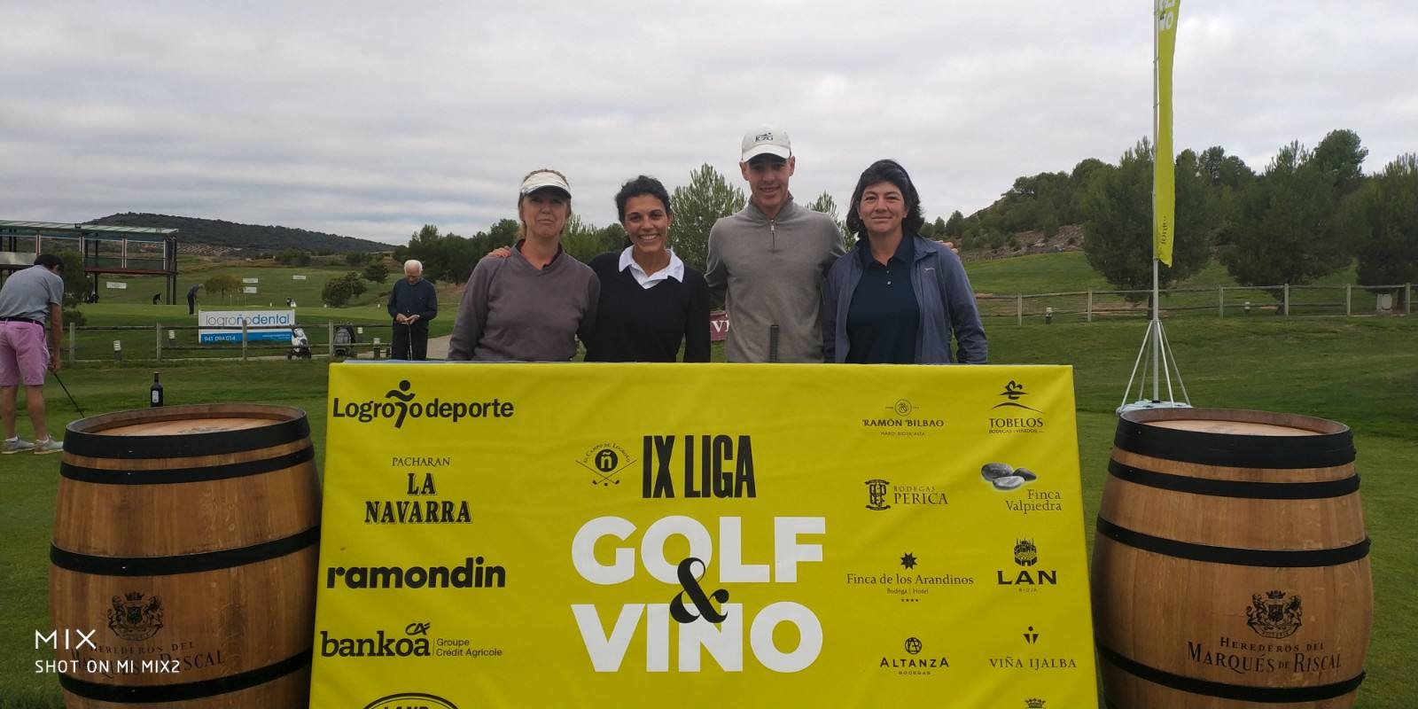 Los jugadores posan en el punto de salida antes del comienzo del Torneo Marqués de Riscal, de la Liga de Golf y Vino, de lomejordelvinoderioja.com.