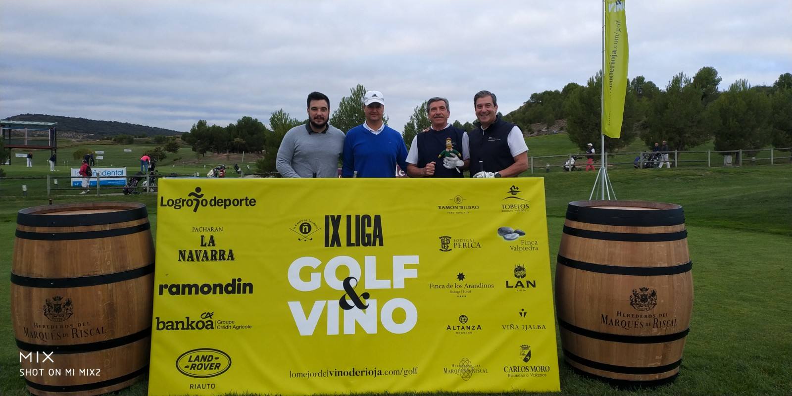 Los jugadores posan en el punto de salida antes del comienzo del Torneo Marqués de Riscal, de la Liga de Golf y Vino, de lomejordelvinoderioja.com.