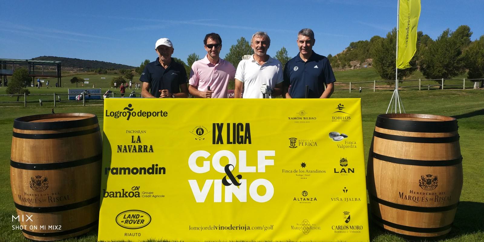 Los jugadores posan en el punto de salida antes del comienzo del Torneo Marqués de Riscal, de la Liga de Golf y Vino, de lomejordelvinoderioja.com.
