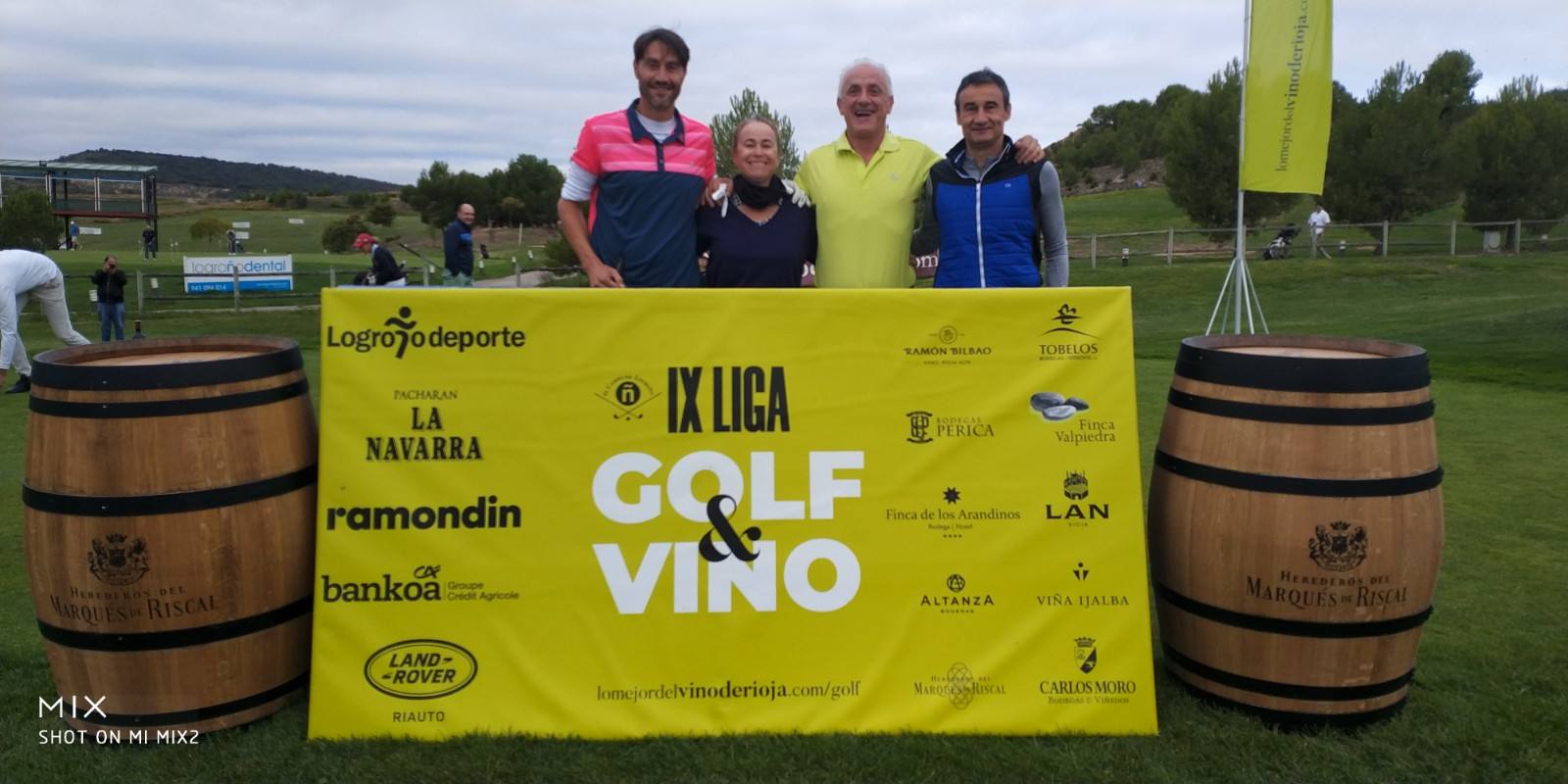 Los jugadores posan en el punto de salida antes del comienzo del Torneo Marqués de Riscal, de la Liga de Golf y Vino, de lomejordelvinoderioja.com.