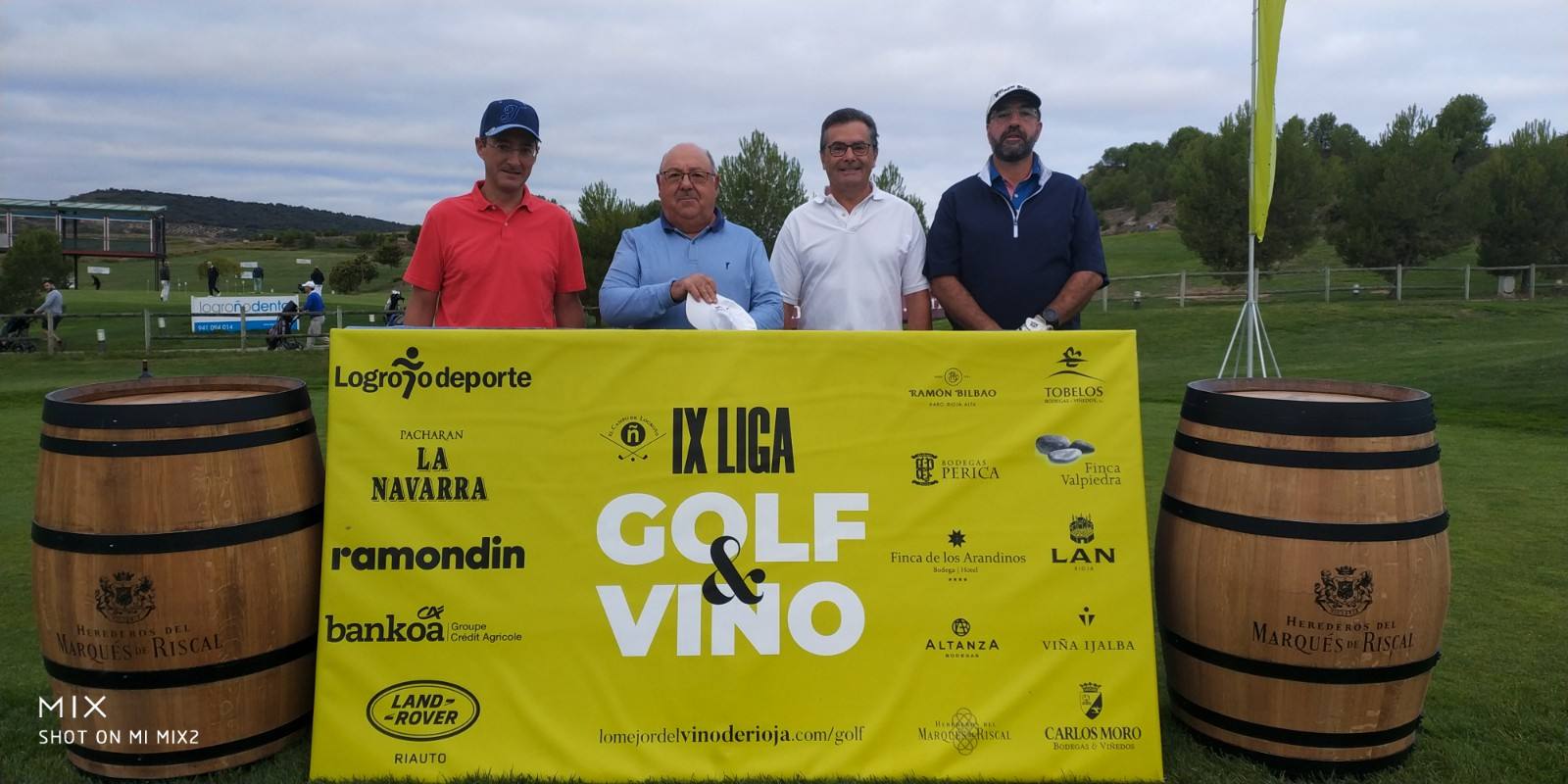 Los jugadores posan en el punto de salida antes del comienzo del Torneo Marqués de Riscal, de la Liga de Golf y Vino, de lomejordelvinoderioja.com.
