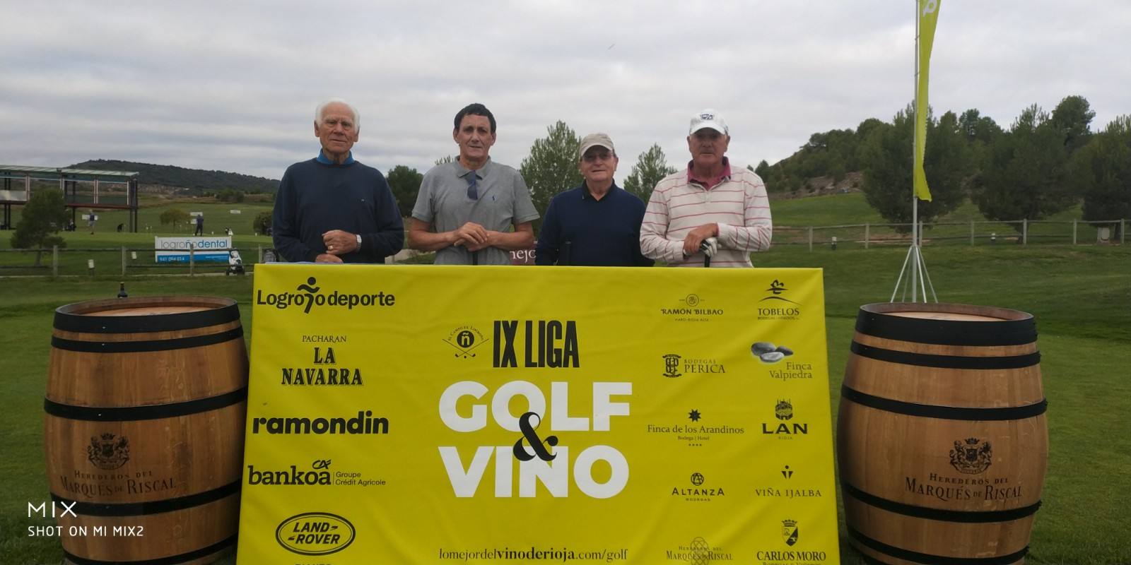 Los jugadores posan en el punto de salida antes del comienzo del Torneo Marqués de Riscal, de la Liga de Golf y Vino, de lomejordelvinoderioja.com.