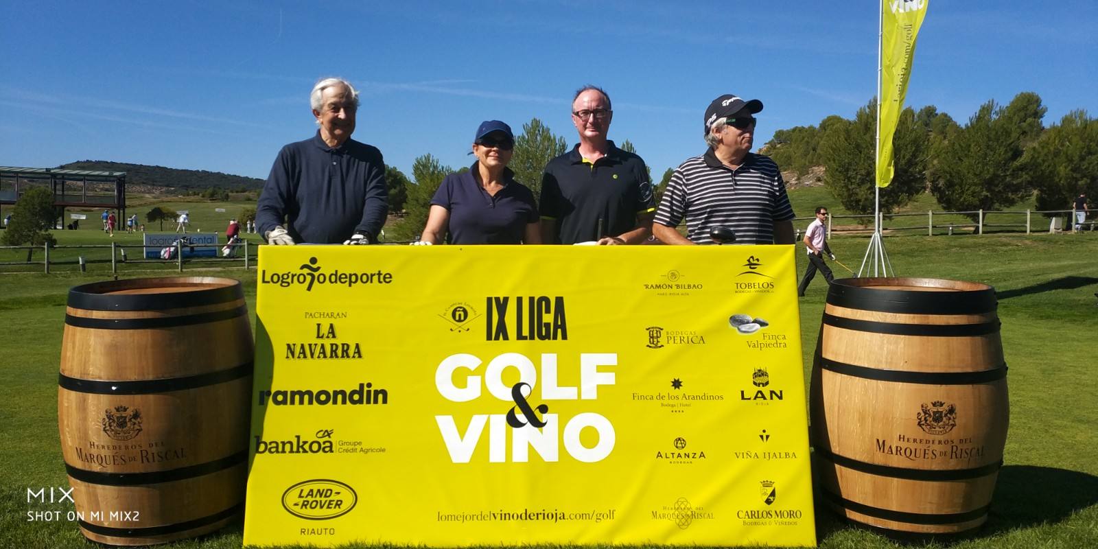 Los jugadores posan en el punto de salida antes del comienzo del Torneo Marqués de Riscal, de la Liga de Golf y Vino, de lomejordelvinoderioja.com.